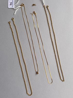six paires de colliers en or et une paire de boucles d'oreilles