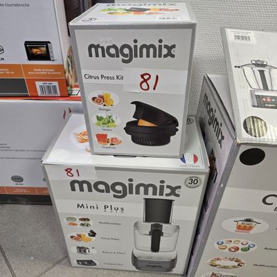 des boîtes empilées les unes sur les autres, exposées dans un magasin