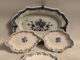 trois assiettes en porcelaine bleue et blanche ornées de fleurs bleues