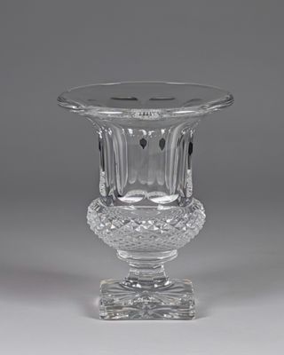 un vase en verre posé sur un support