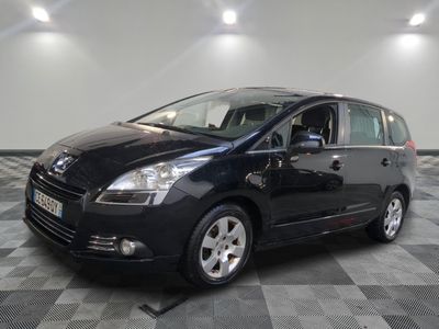 la photo d'une petite voiture noire garée dans un garage