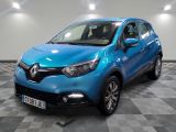 une voiture bleue garée sur le sol en damier d'un garage