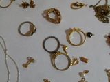 de nombreux types de bijoux sur la table