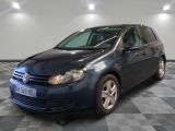 La Volkswagen Golf bleue est garée sur un sol en carrelage à damier.