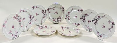 un grand nombre d'assiettes posées sur une table