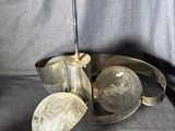 un pichet en verre avec une cuillère et un repose-cuillère posés sur une table