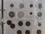 un livre dans lequel se trouve un tas de pièces de monnaie