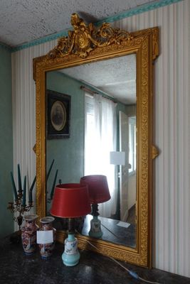 un miroir posé sur une table, avec une lampe dessus