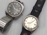 une photo montrant deux montres posées sur une surface blanche
