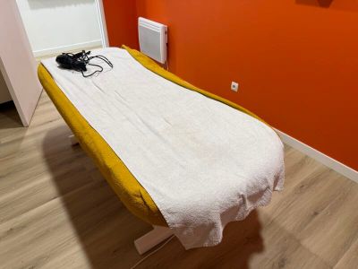 un lit recouvert d'un drap blanc dans une chambre