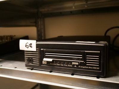 une radio posée sur une étagère dans une pièce