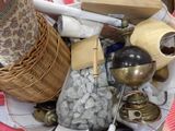 un panier rempli d'objets divers posé sur une table
