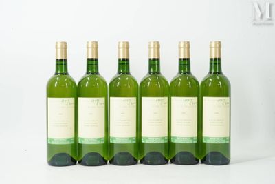 six bouteilles de vin blanc sont alignées