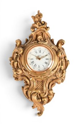 une horloge dorée sur un mur blanc, avec un fond blanc