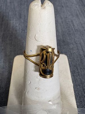 un anneau posé au sommet d'un cône sur une table