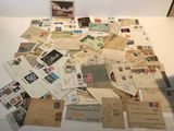 une pile de vieilles cartes postales sur une table