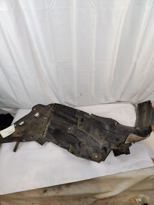 la carrosserie d'une voiture posée sur une feuille de papier
