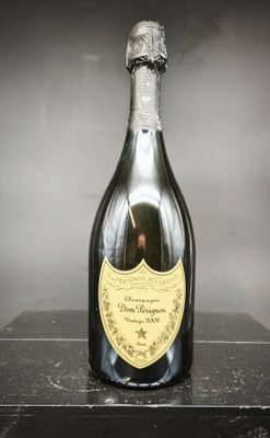 une bouteille de champagne posée sur une table noire