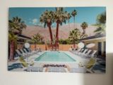 une photo d'une piscine et de chaises longues