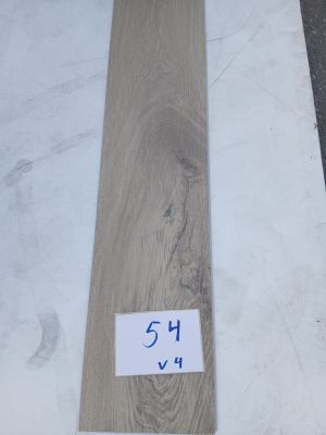 un gros plan sur un morceau de bois posé sur une table