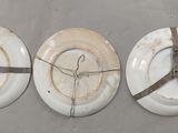 trois assiettes ornées d'un symbole de paix