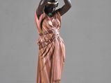 une image représentant une statue de femme tenant un vase