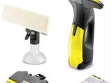 L'aspirateur jaune et noir se trouve à côté d'un kit de nettoyage