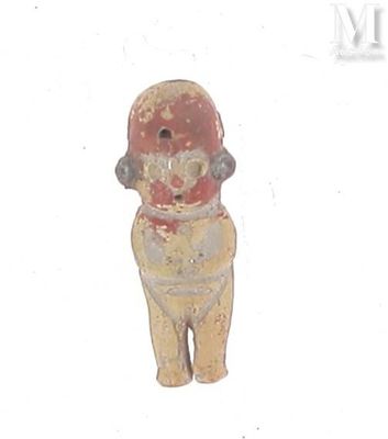 une petite figurine représentant un homme coiffé d'un chapeau