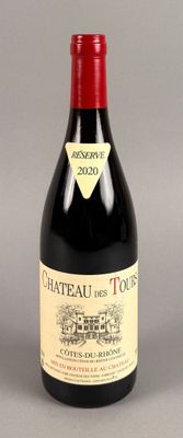 une bouteille de vin posée sur une table