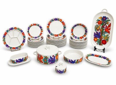 une image représentant un ensemble d'assiettes et de bols décorés de fleurs