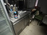une bouteille d'alcool posée sur le plan de travail d'une cuisine