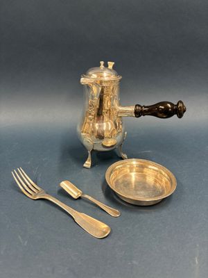 Chocolatière tripode en métal argenté, le bec souligné d'un …