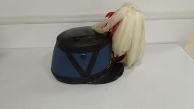 un chapeau bleu et noir posé sur un comptoir blanc