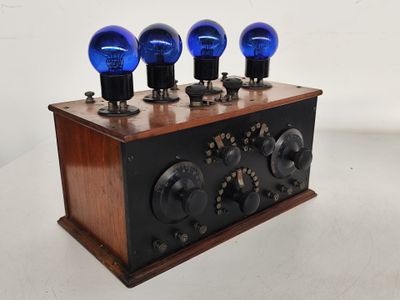 une boîte en bois surmontée de lumières bleues