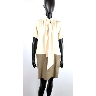 le mannequin porte une robe avec un nœud autour du cou