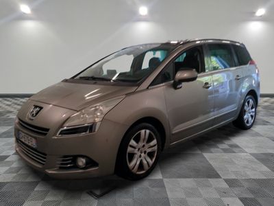 la photo d'une voiture garée dans un garage