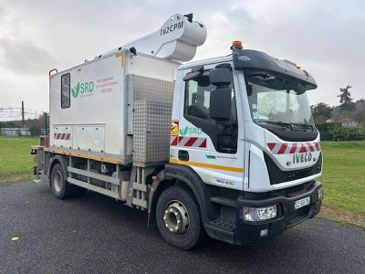 un camion blanc garé sur le bord de la route