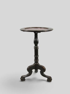 une table noire avec un plateau et un piètement en bois