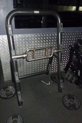 un vélo garé à côté d'un porte-vélos
