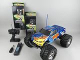 un monster truck télécommandé posé sur une table