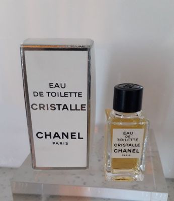 Eau de toilette Chanel, de Chanel, dans un présentoir