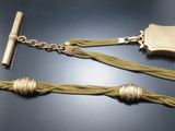 une photo d'un collier et d'un bracelet posés sur une table
