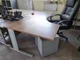 un bureau sur lequel se trouvent une chaise et un téléphone