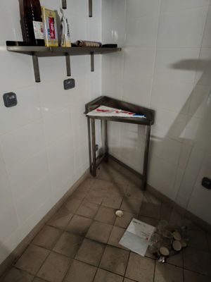 une petite table dans un coin de la salle de bains