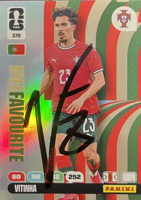 La carte de football comporte la photo d'un footballeur.