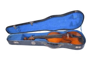 un violon dans un étui bleu sur fond blanc
