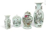 quatre vases placés les uns à côté des autres