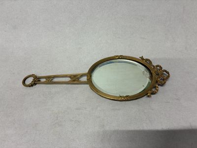 un gros plan d'un miroir posé sur une table, entouré d'une chaîne