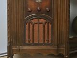 une vieille radio posée sur une table dans une pièce