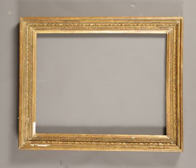 un cadre ancien doré avec un miroir accroché au mur